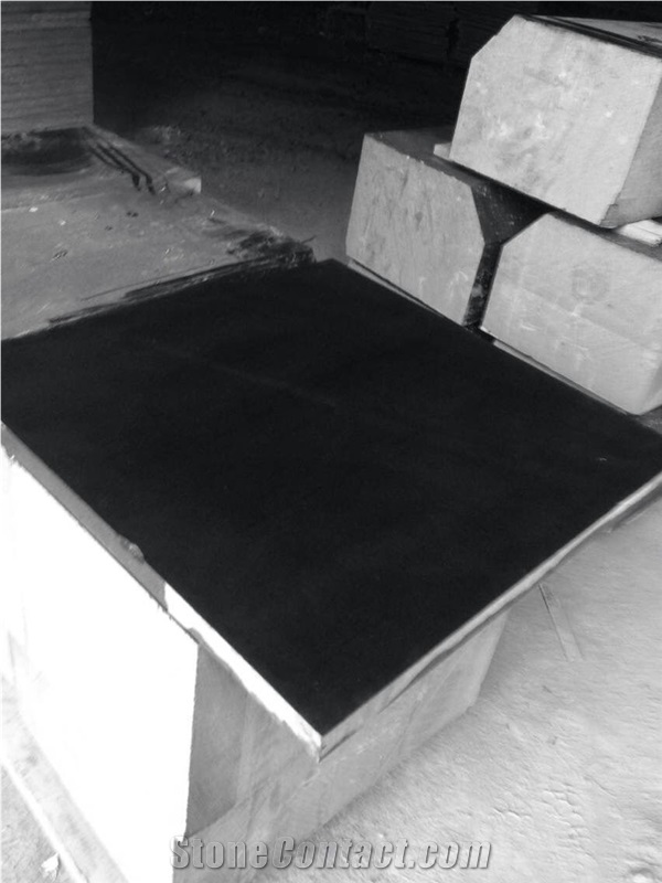 China Bullnosed Galaxy Kitchen Countertop Mongolia Black Granite