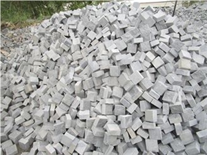 China Cheap G654 Padang Dark Grey/Sesame Black Surface Flamed,Others Sawn Cut Cube Stone/Cobblestone/Paving Graden Stepping, Walkway, Pavers Outdoor Natural Stone Flooring, Quarry Owner Factory