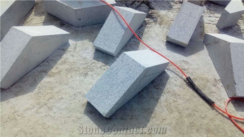 Sd-G603 Silver Grey Granite Fine Picked Bushhammered Wall Blocks Quoins Bases with Holes