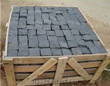 China Zhangpu Black Basalt Granite with Natural Split Flamed Tumbled Cube Stone for Exterior Floor Paving Pavement Driveway Walkway Stepping Garden Back Netting Fan Shape Cobble Mosaic Pattern Cubesto