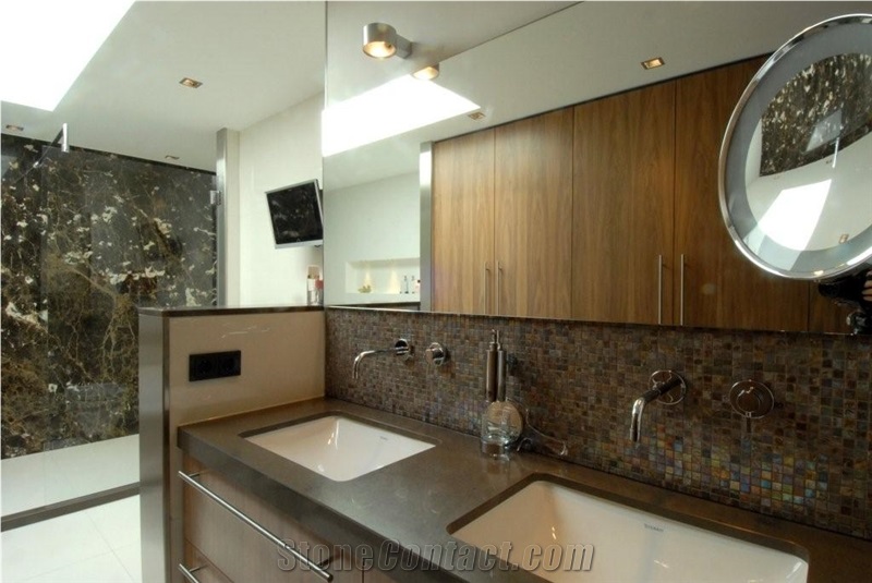 Solid Surface Kitchen Top and Glass Mosaic Backsplash