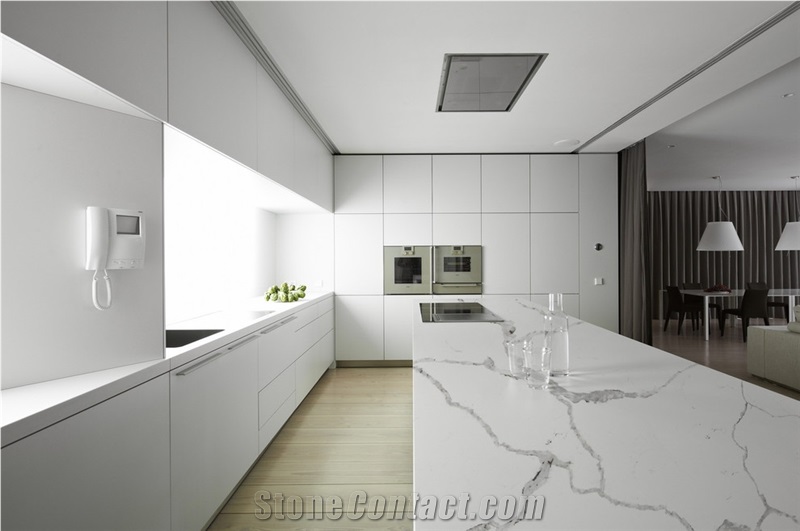 Hot on Sale Man Made Nq5074 Calacatta White Soild Surface Quartz Stone Kitchen Countertops/Bench/Bar/Worktop Tops
