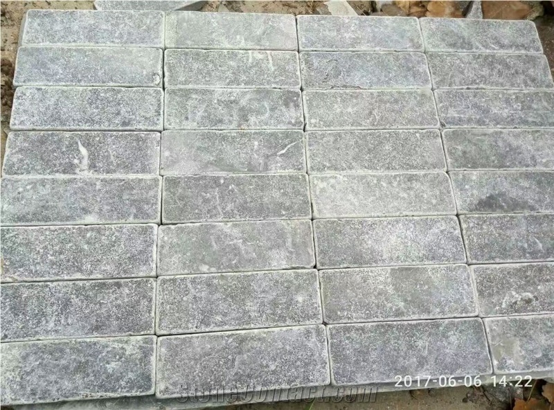China Dark Blue Limestone Tumbled Tiles in Paving