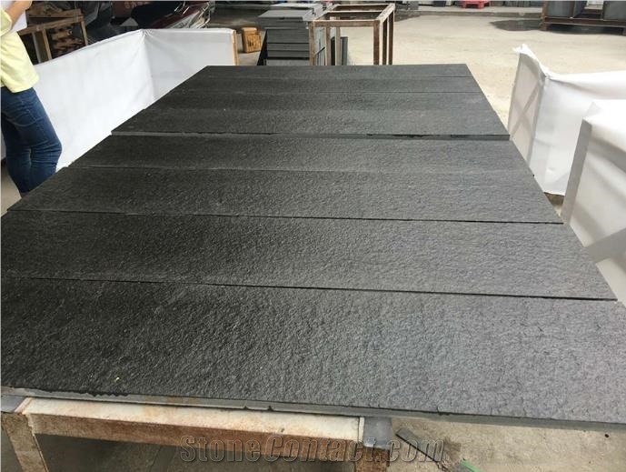 China Flamed Mongolia Black Granite Flooring Tiles