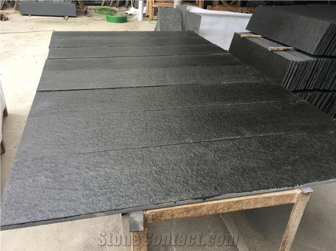 China Flamed Mongolia Black Granite Flooring Tiles