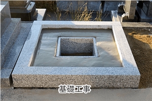 China Silver Ash Granite Monument -Price 420,000 Yen