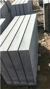 Chinese Black Sandstone Paver Treads Rocked Edges Flamed Surface