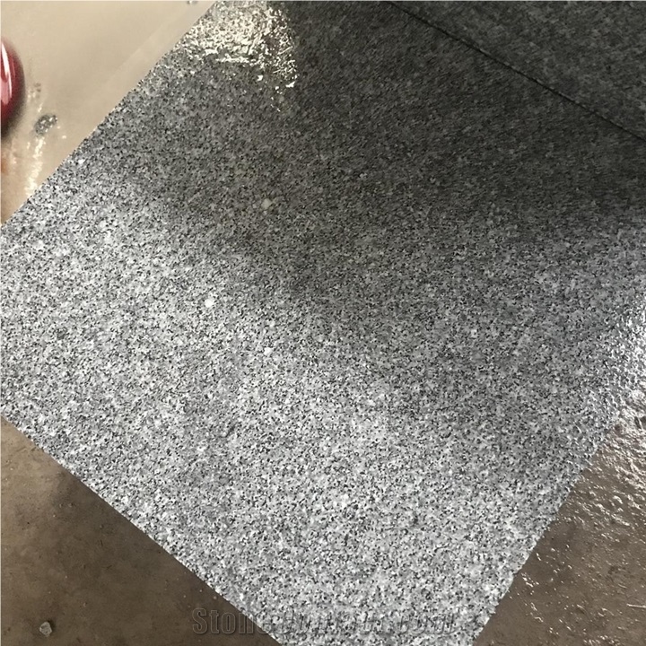 China New G654 Flamed Granite Tiles