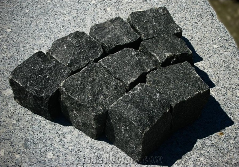 Black-Split Granite Cube Stone