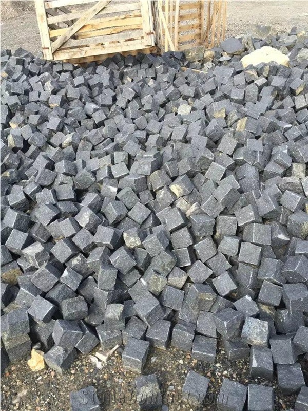 Absolue Black Basalt 10X10x10cm Split Paving Setts