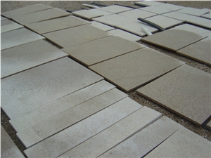 China Granite Bush Hammered Yellow G682 Tiles