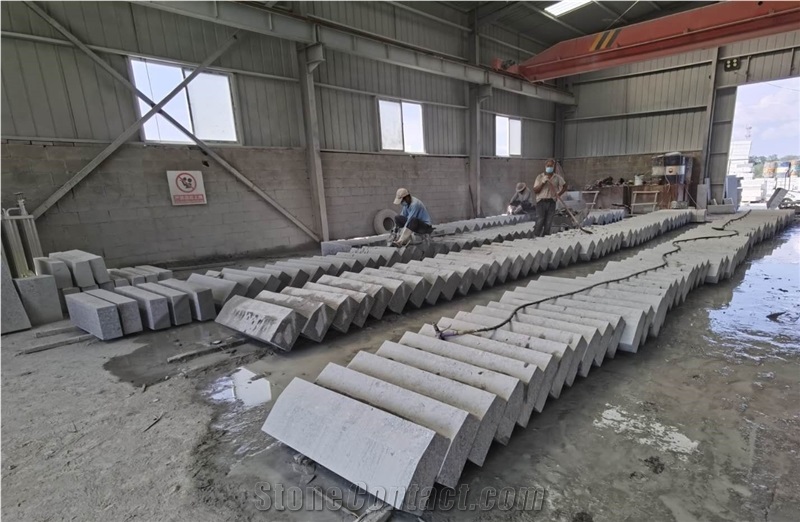 China Cheap Grey Granite Pallisades, Kerbstones