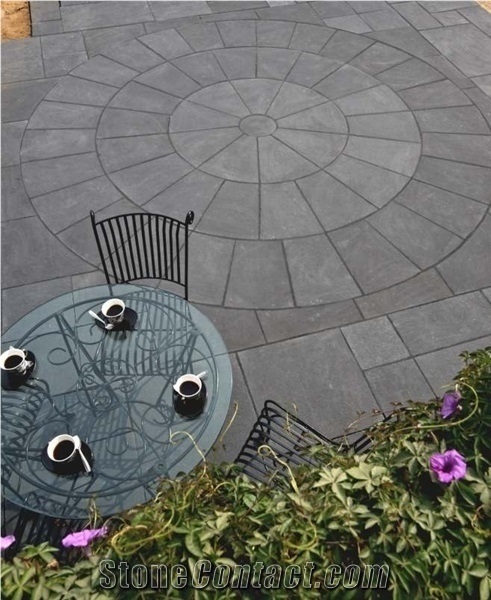 Black Lime Paving Circles for Patio Design