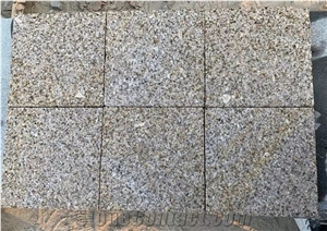 China Shandong Rust Stone Yellow Granite Bush Hammered Tiles