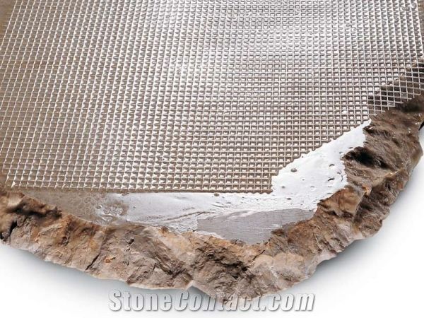 Breton fiberglass net-reinforcement of slabs
