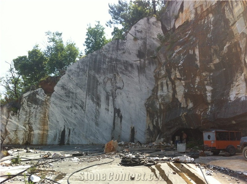 Grigio Trambiserra Marble Quarry