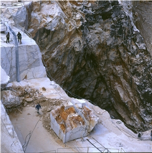 Cava La Facciata- Bardiglio Nuvolato Apuano Quarry