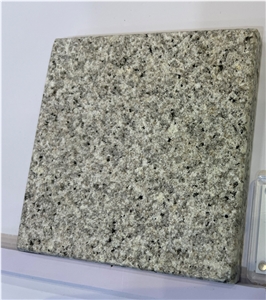 China Hot Cheap White Rusty Granite G682 Bushhammered Tiles