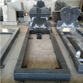 Light Gery Granite Hearts Design Tombstone With Kerbs