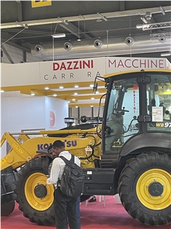 QST3000D Quarry Chainsaw Machine On Komatsu Backhoe